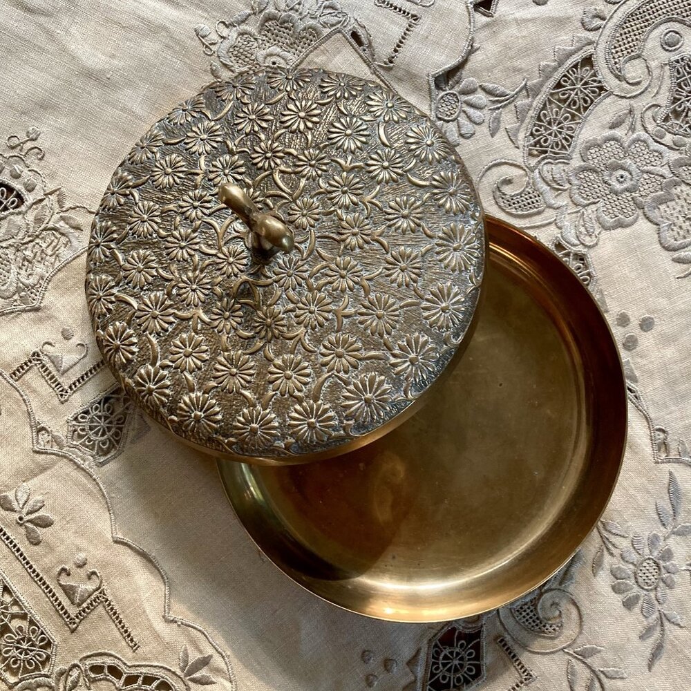 Vintage Round Brass Lidded Powder Bowl, Trinket Dish, Ornate, Embossed Daisies - Picture 6 of 10